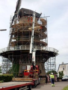 De molen wordt in de steigers gezet