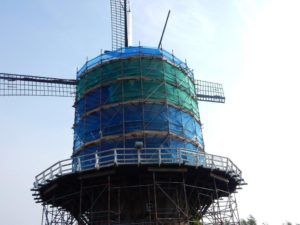 De romp van de molen wordt uitgehakt en opnieuw gevoegd