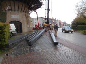 De schoren en de staartbalk klaar voor vervoer naar de molenmaker in Almkerk